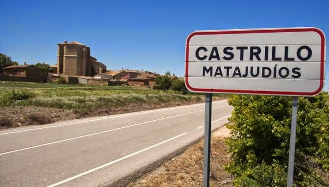 Un cartel con el nombre de la localidad de Castrillo Matajudíos (Kill Judios Fort ) se ve cerca de su entrada en el norte de España 16 de mayo 2014 . REUTERS - Ricardo Ordóñez