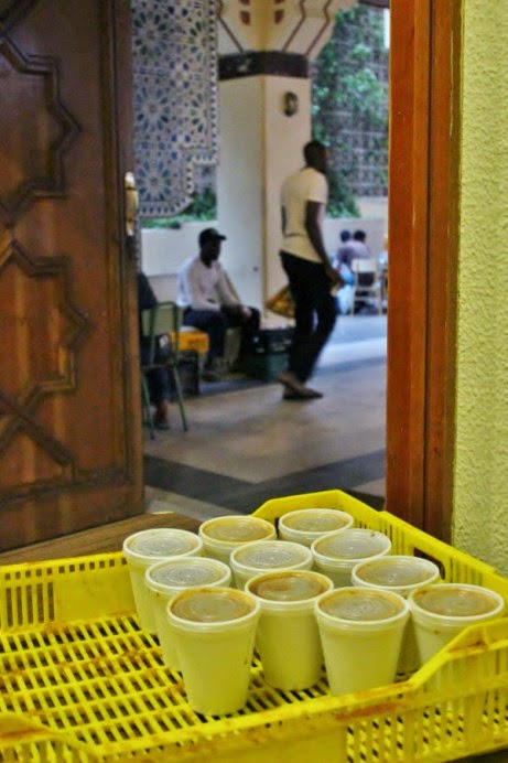 Cajas con vasos de harira para el Iftar de Ramadan en Mezquita Central de Madrid