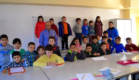 Un grupo de escolares aprende árabe en las clases de Hassan Belhaj en la casa de Cultura de San Adrián.